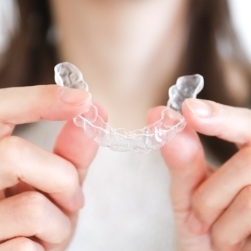 リテーナーを手に持つ様子