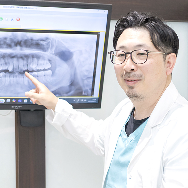 治療計画を患者に説明する院長