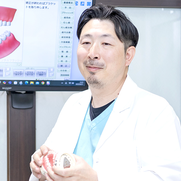 亀山の矯正歯科で岡歯科医院がおすすめな理由を話す院長